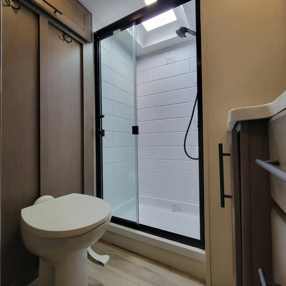 2027-cougar-half-ton-26rke-fw-bathroom-1