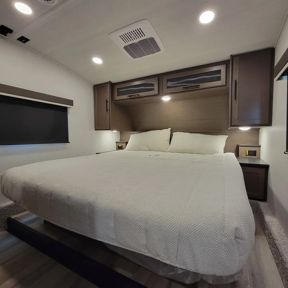 2027-cougar-half-ton-26rke-fw-bedroom-1