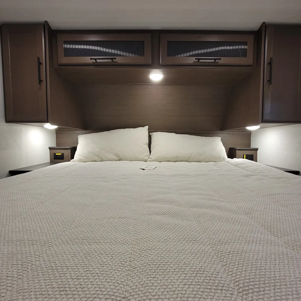 2027-cougar-half-ton-26rke-fw-bedroom-2