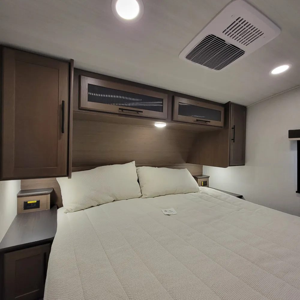 2027-cougar-half-ton-26rke-fw-bedroom-3
