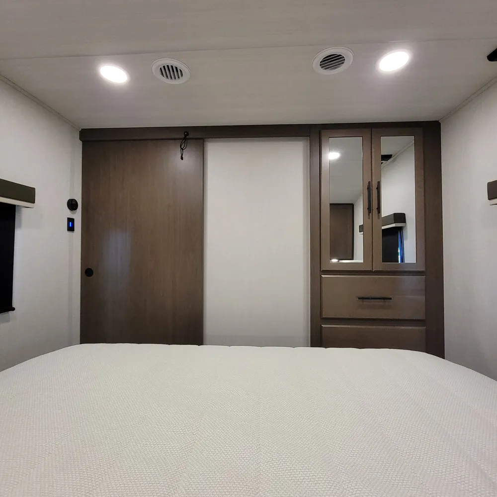2027-cougar-half-ton-26rke-fw-bedroom-4