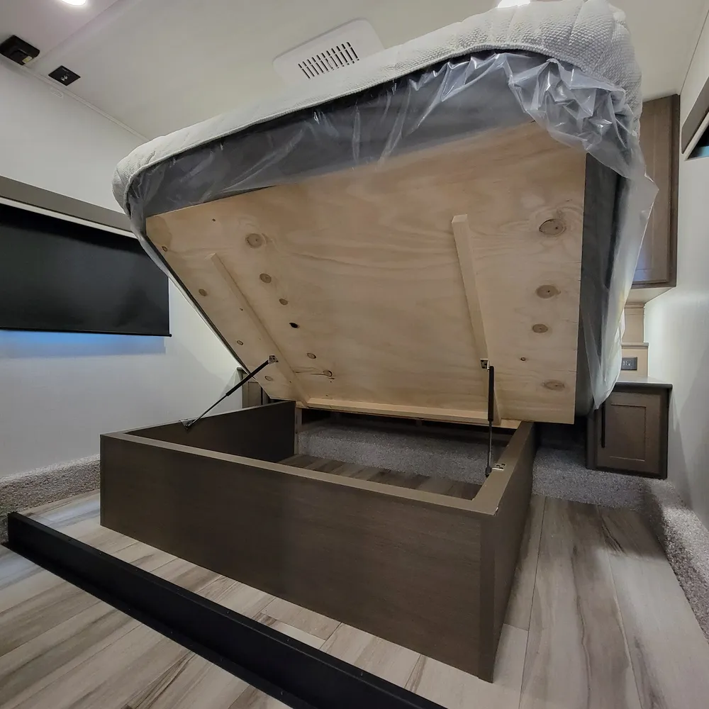 2027-cougar-half-ton-26rke-fw-bedroom-5