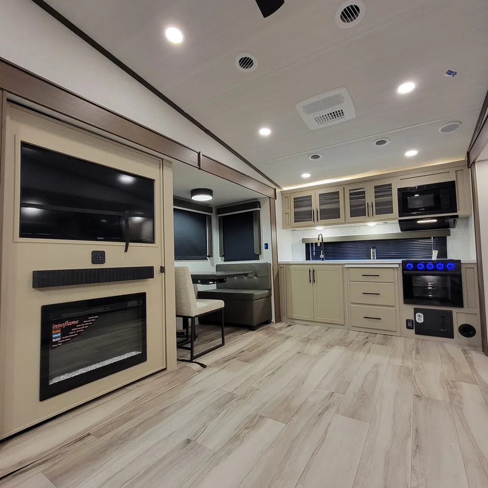 2027-cougar-half-ton-26rke-fw-interior-2