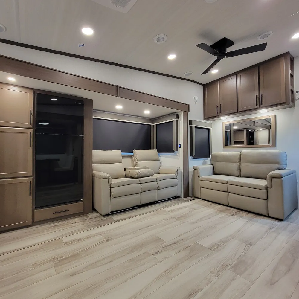 2027-cougar-half-ton-26rke-fw-interior-3